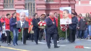 Russia, fiori al Mausoleo di Lenin a Mosca nell’anniversario del compleanno