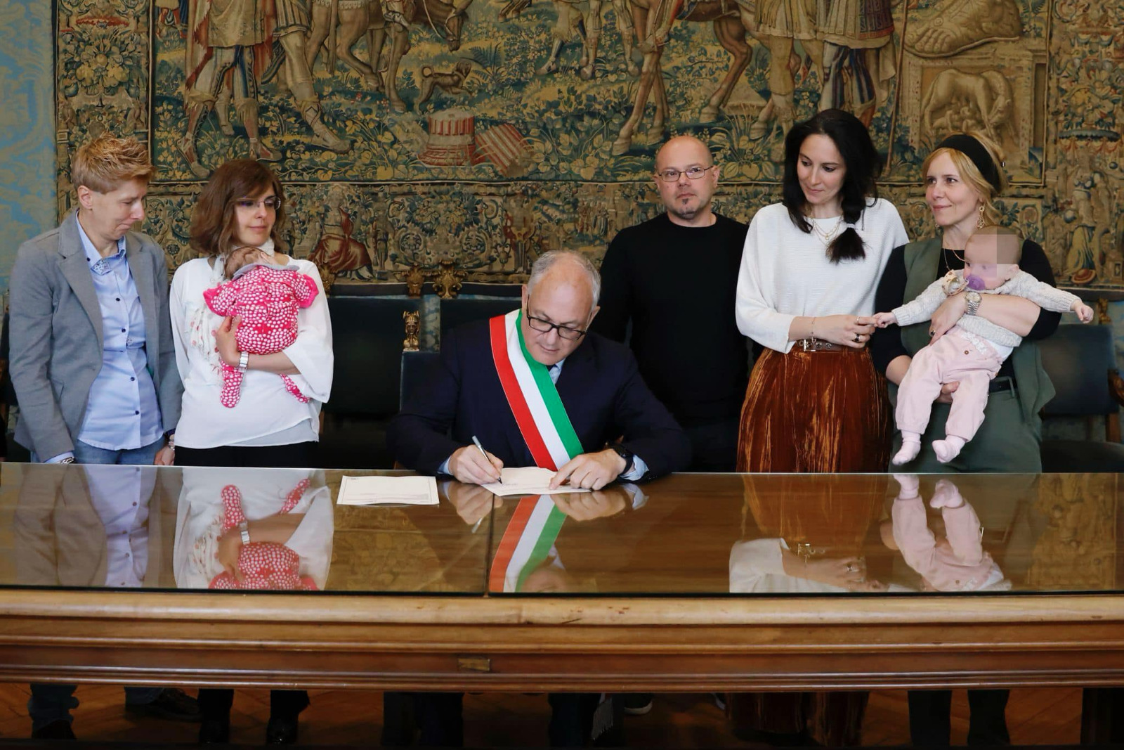 Roma, trascritti altri due atti di nascita di bambini con due mamme Roma, trascritti altri due atti di nascita di bambini con due mamme