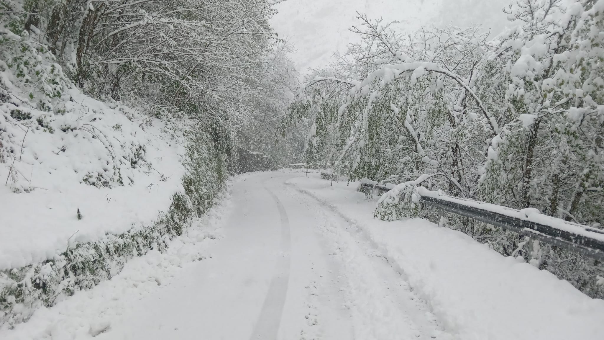 Maltempo, torna l’inverno: neve in Appennino