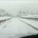 Maltempo, abbondante nevicata in Appennino: imbiancati strade e campi