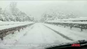 Maltempo, abbondante nevicata in Appennino: imbiancati strade e campi