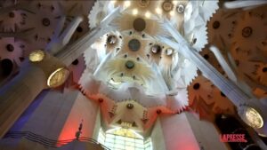 Barcellona, la Sagrada Familia celebra Sant Jordi con l’intelligenza artificiale