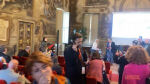 Torino, protesta pro Palestina: studentessa irrompe in sala conferenze al Politecnico