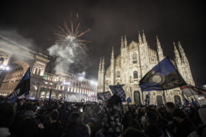 Scudetto Inter, tifosi nerazzurri festeggiano in Duomo