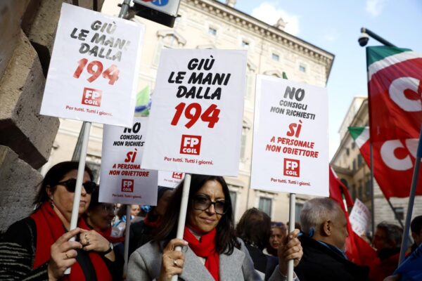 CGIL e UIL al Senato per protestare contro la presenza delle associazioni antiabortiste nei consultori