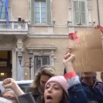 Aborto, collettivi femministi in protesta sotto al Senato