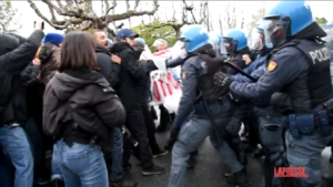 Torino, scontri tra studenti Pro-Palestina e poliziotti: manganellate e insulti
