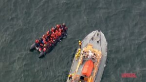 Migranti, il salvataggio della polizia britannica sul Canale della Manica