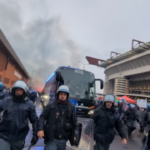 Milan-Inter, l’arrivo del pullman dei nerazzurri a San Siro: la carica dei tifosi