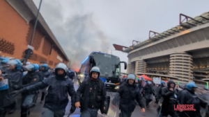 Milan-Inter, l’arrivo del pullman dei nerazzurri a San Siro: la carica dei tifosi