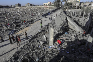 Israele, tendopoli in costruzione a Khan Younis: forse per offensiva contro Rafah