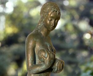 Statua sulla maternità, dopo lo stop a Milano l’opera arriverà in Senato dal 6 maggio
