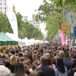 Barcellona, marea umana nelle strade per la festa di Sant Jordi