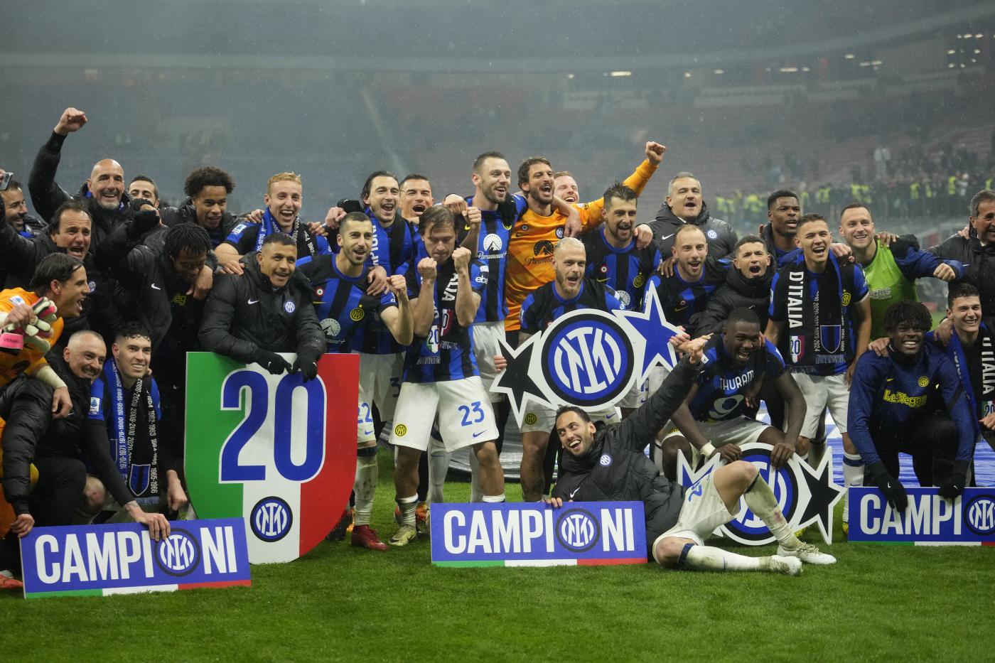 Scudetto Inter, festa tra cori e dirigibili: domenica parata in città con il bus scoperto