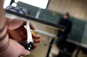 Milano, mostra coltello e picchia insegnanti a scuola: arrestato 15enne