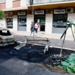 Roma, blitz anarchico al Tuscolano: incendiati cassonetti, auto e bancomat