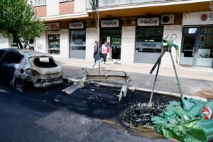 Roma, blitz anarchico al Tuscolano: incendiati cassonetti, auto e bancomat