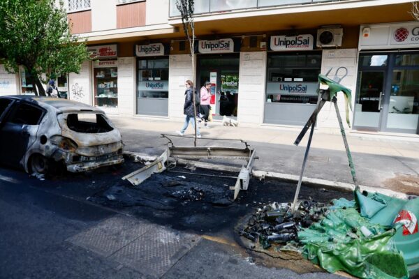 Roma, blitz anarchico al Tuscolano: incendiati cassonetti, auto e bancomat