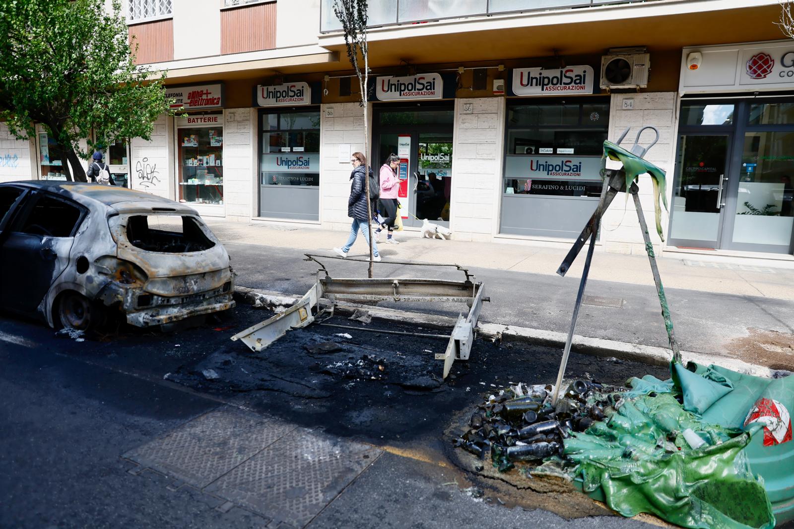 Roma, blitz anarchico al Tuscolano: incendiati cassonetti, auto e bancomat