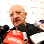 Fascismo, De Luca: “FdI riconosca almeno una volta che quella è stata una vergogna”