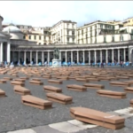 Incidenti lavoro, flash mob Uil: 500 bare in piazza Plebiscito a Napoli