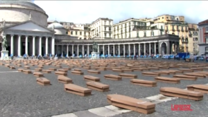 Incidenti lavoro, flash mob Uil: 500 bare in piazza Plebiscito a Napoli