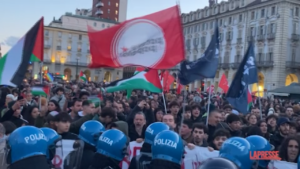 25 Aprile, tensioni a fiaccolata Torino con manifestanti pro-Palestina