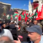 25 aprile, manifestanti pro Palestina tentano di sfondare transenne in Piazza Duomo