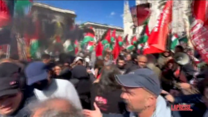 25 aprile, manifestanti pro Palestina tentano di sfondare transenne in Piazza Duomo
