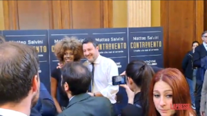 Salvini presenta il suo libro: una copia è per l’ex soubrette Sylvie Lubamba