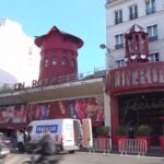 Parigi, cadute le pale del Moulin Rouge: le immagini