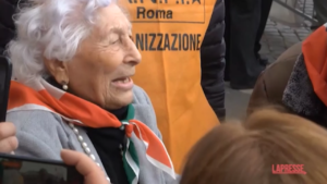 25 aprile, la partigiana Luce intona “Bella Ciao”