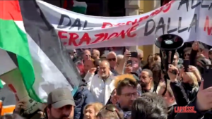 25 aprile, insulti al passaggio della Brigata ebraica: “Siete come i nazisti”