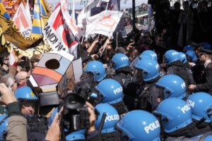 Venezia, manifestazione contro ticket ingresso a città: scontri con la polizia