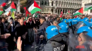 25 aprile, tensione a Milano: cariche della polizia in Duomo