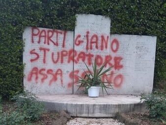 25 aprile, sfregiata lapide a Roma: ‘Partigiano stupratore assassino’