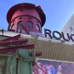 Parigi, cadono nella notte le pale del Moulin Rouge: nessun ferito
