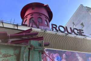 Parigi, cadono nella notte le pale del Moulin Rouge: nessun ferito