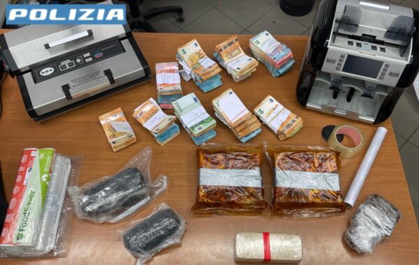Milano, 5 kg di eroina nascosti nella soppressata: due arresti