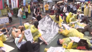 Taiwan, manifestanti chiedono la chiusura di una centrale nucleare: arresti