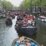 Amsterdam, sui canali si festeggia il compleanno del Re