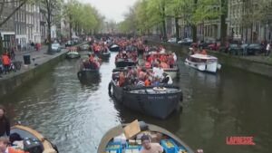 Amsterdam, sui canali si festeggia il compleanno del Re