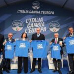 Il capo della cybersicurezza e il presidente di Leonardo sul palco della convention di FdI con la maglia di partito