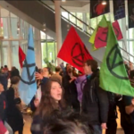 G7, attivisti manifestano dentro il grattacielo di Intesa Sanpaolo a Torino