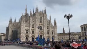 Festa Inter, tifosi nerazzurri in piazza Duomo in attesa del pullman della squadra