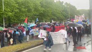 G7, manifestanti bloccano tangenziale Torino: esposta bandiera Palestina