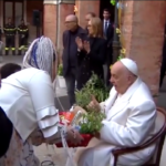 Venezia, detenute regalano al Papa saponi e bagnoschiuma. Bergoglio: “Mi devo truccare?”