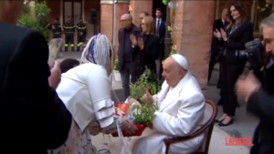 Venezia, detenute regalano al Papa saponi e bagnoschiuma. Bergoglio: “Mi devo truccare?”
