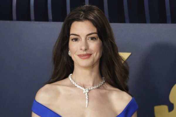 Cinema, Anne Hathaway: “Per un provino ho dovuto baciare dieci ragazzi”