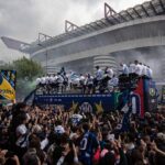 Scudetto Inter, partiti i bus scoperti da San Siro. Zanetti: “Scritta storia del club”